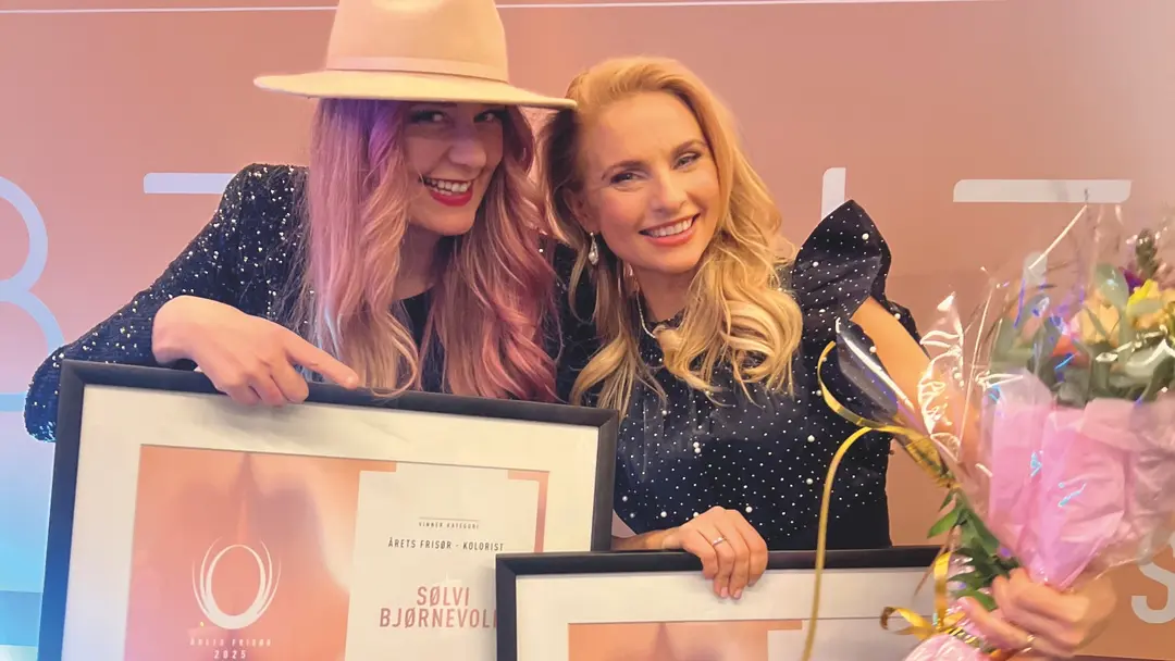 Sølvi Bjørnevoll gratuleres med gjeve priser av Christinah Nicolaisen. Hun er stolt av at dette synliggjør fagkompetanse og fagets kreative muligheter.