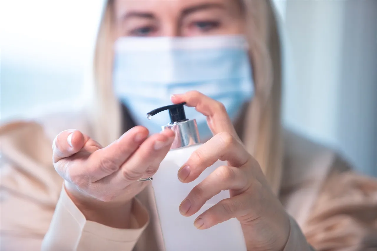 Er det lov å ta av munnbindet nå?