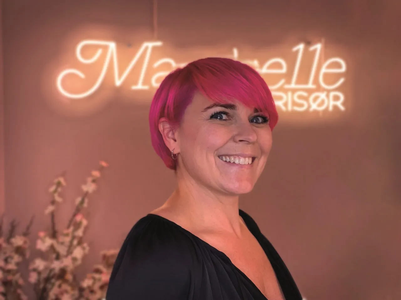 Mam’selle Frisør: Fargeglad femtiåring