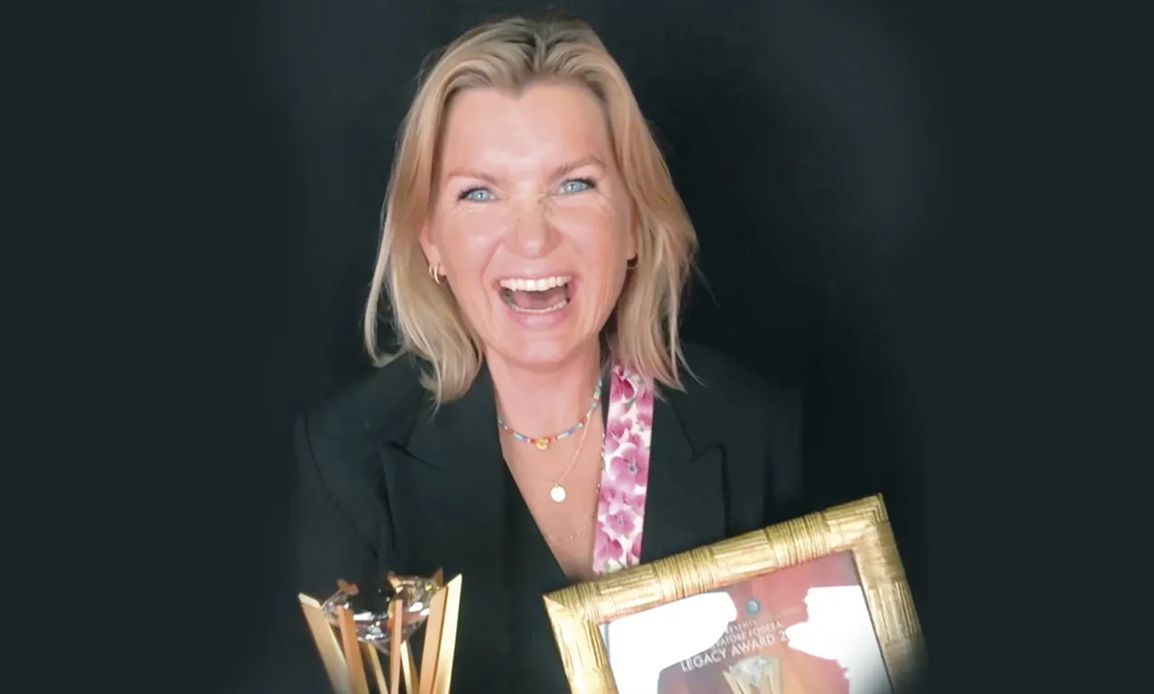 Dame med mange hatter