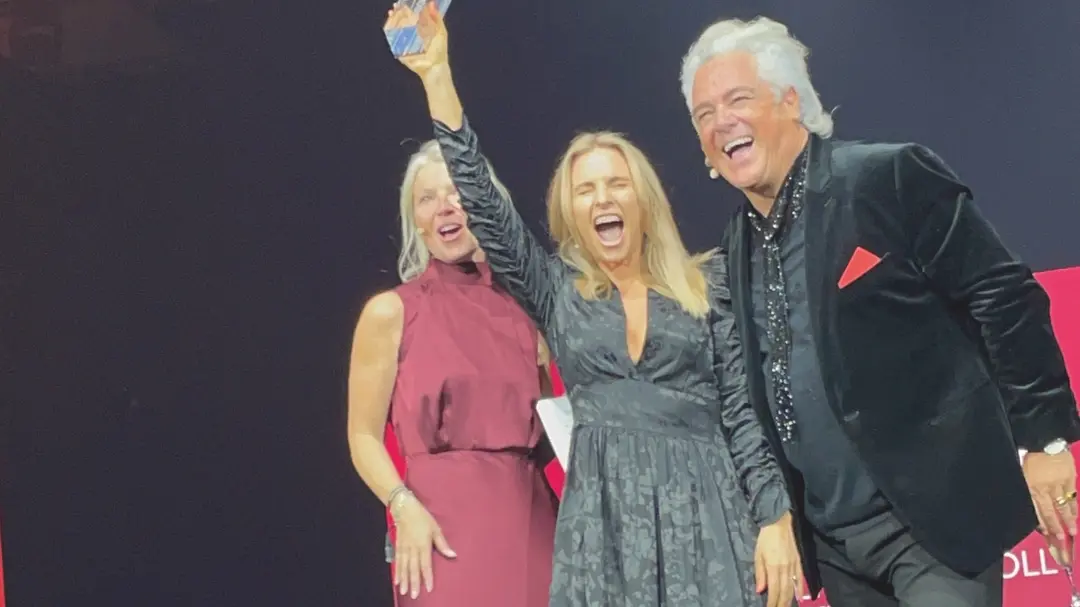 TrendVision-prisvinner på scenen med frisørlegenden Patrick Cameron.